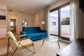 套房, 2 间卧室, 露台 | 客厅 | 40-英寸智能电视 (配备有线频道)、电视