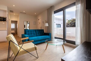 スイート 2 ベッドルーム テラス | リビングルーム | 40 インチのスマートテレビ (ケーブル放送視聴可)、テレビ