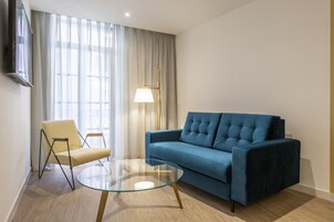 Suite, 1 habitación | Sala de estar | Smart TV de 40 pulgadas con canales por cable, una televisión