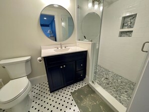Bathroom - Vacation in downtown Chatham close to Lighthouse Beach (Chatham)