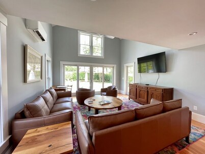 Vacation in downtown Chatham close to Lighthouse Beach