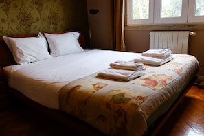 4 bedrooms, iron/ironing board, free WiFi, bed sheets