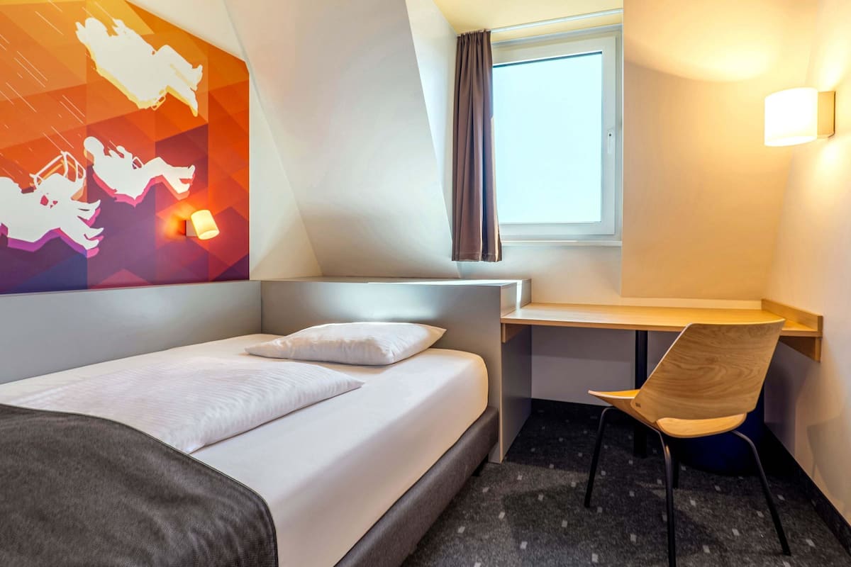 Single Room | Hypo-allergenic bedding, desk, soundproofing, free WiFi