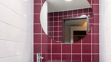 Dusche, Haartrockner, Seife, Shampoo