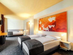 1 bedroom, hypo-allergenic bedding, desk, soundproofing