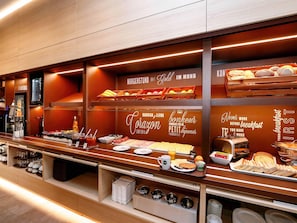 Bữa sáng buffet hàng ngày (13.9 EUR/mỗi người)