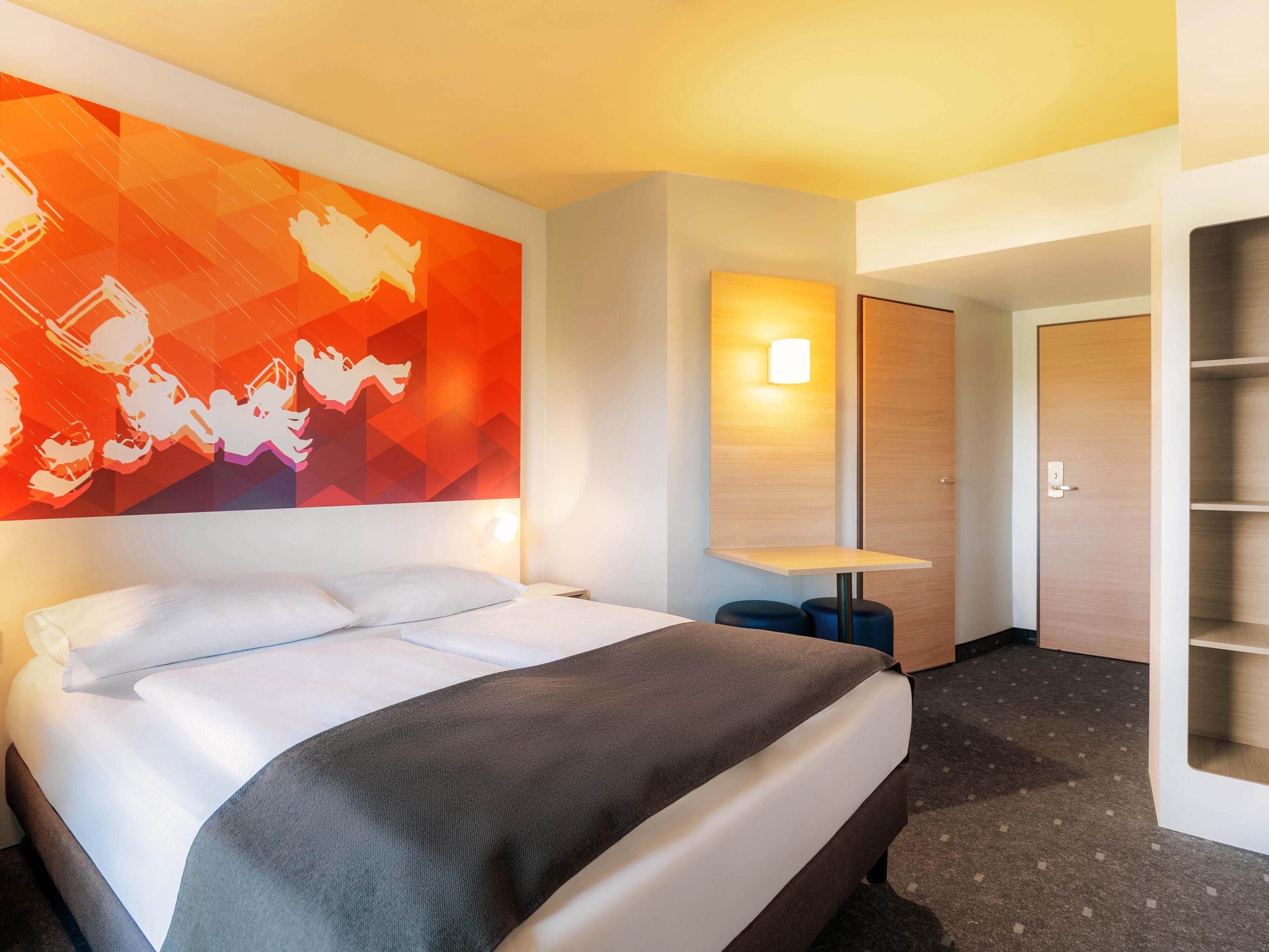 Hypo-allergenic bedding, desk, soundproofing, free WiFi