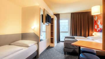 Dreibettzimmer | Allergikerbettwaren, Schreibtisch, schallisolierte Zimmer