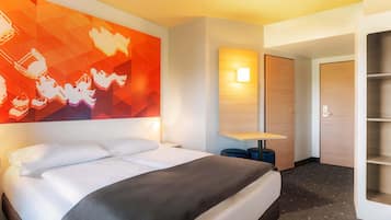 Hypo-allergenic bedding, desk, soundproofing, free WiFi