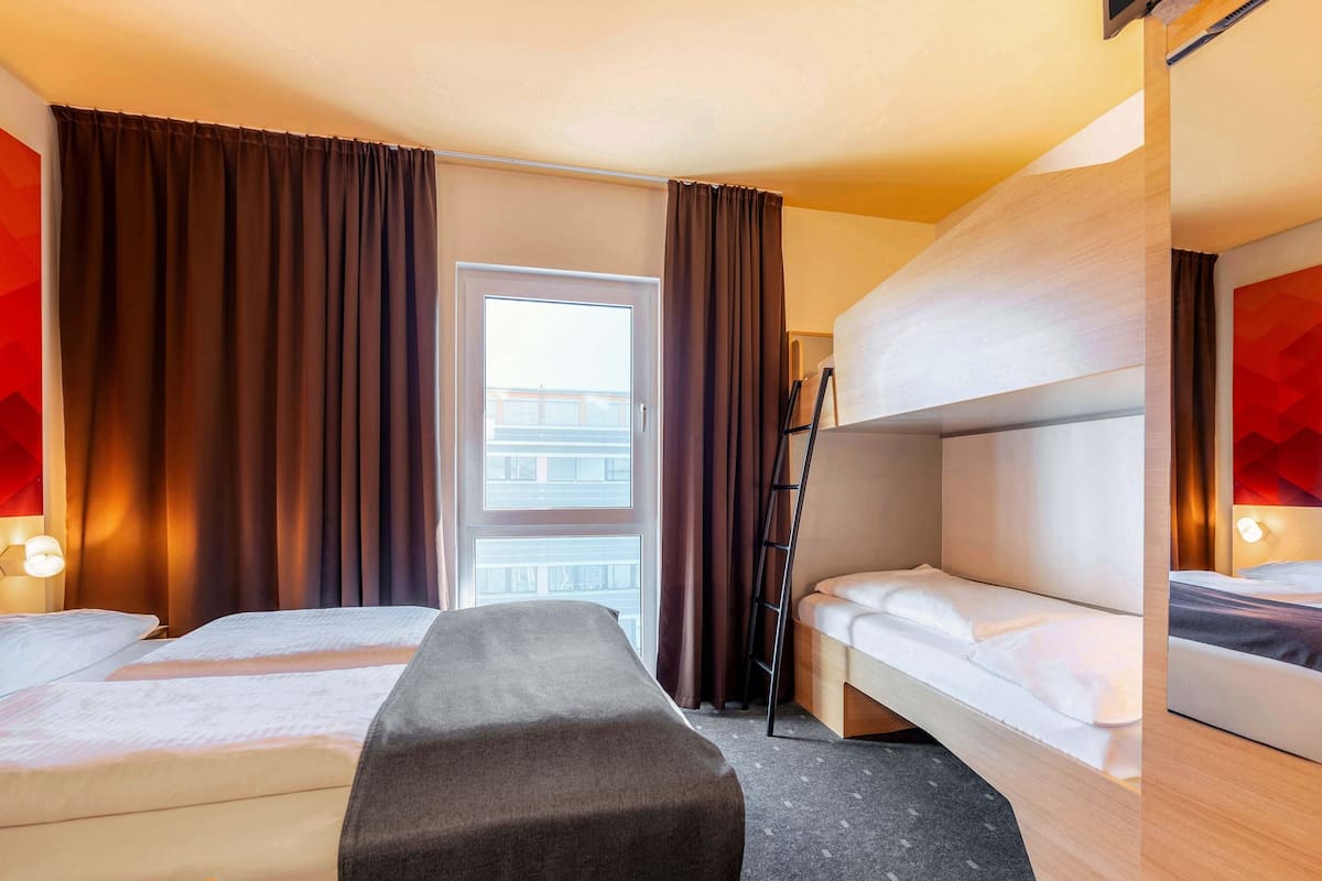 Quadruple Room | Hypo-allergenic bedding, desk, soundproofing, free WiFi