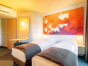 1 bedroom, hypo-allergenic bedding, desk, soundproofing