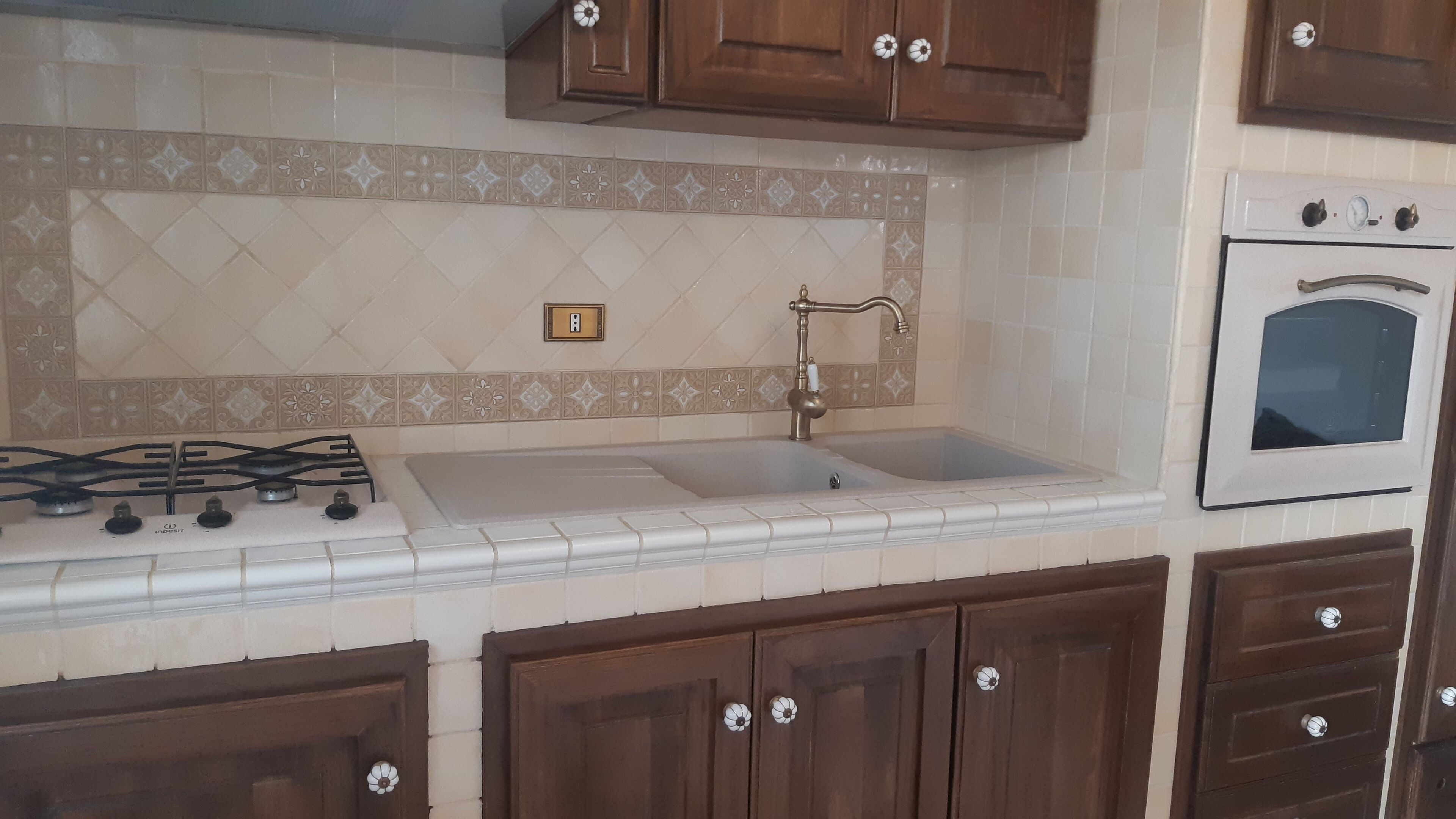 Fridge, oven, stovetop, coffee/tea maker