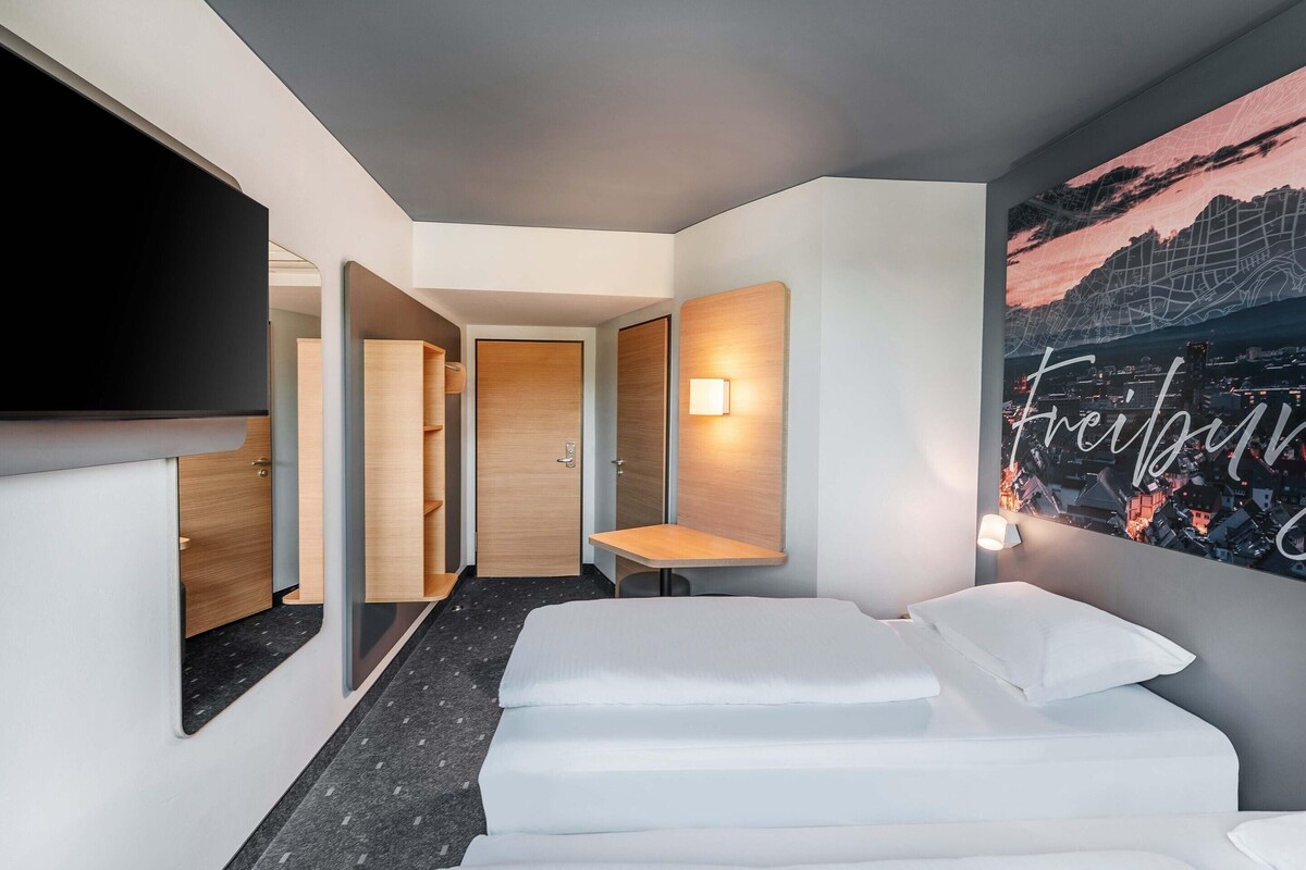 Habitación con 2 camas individuales | Ropa de cama hipoalergénica, escritorio, sistema de insonorización