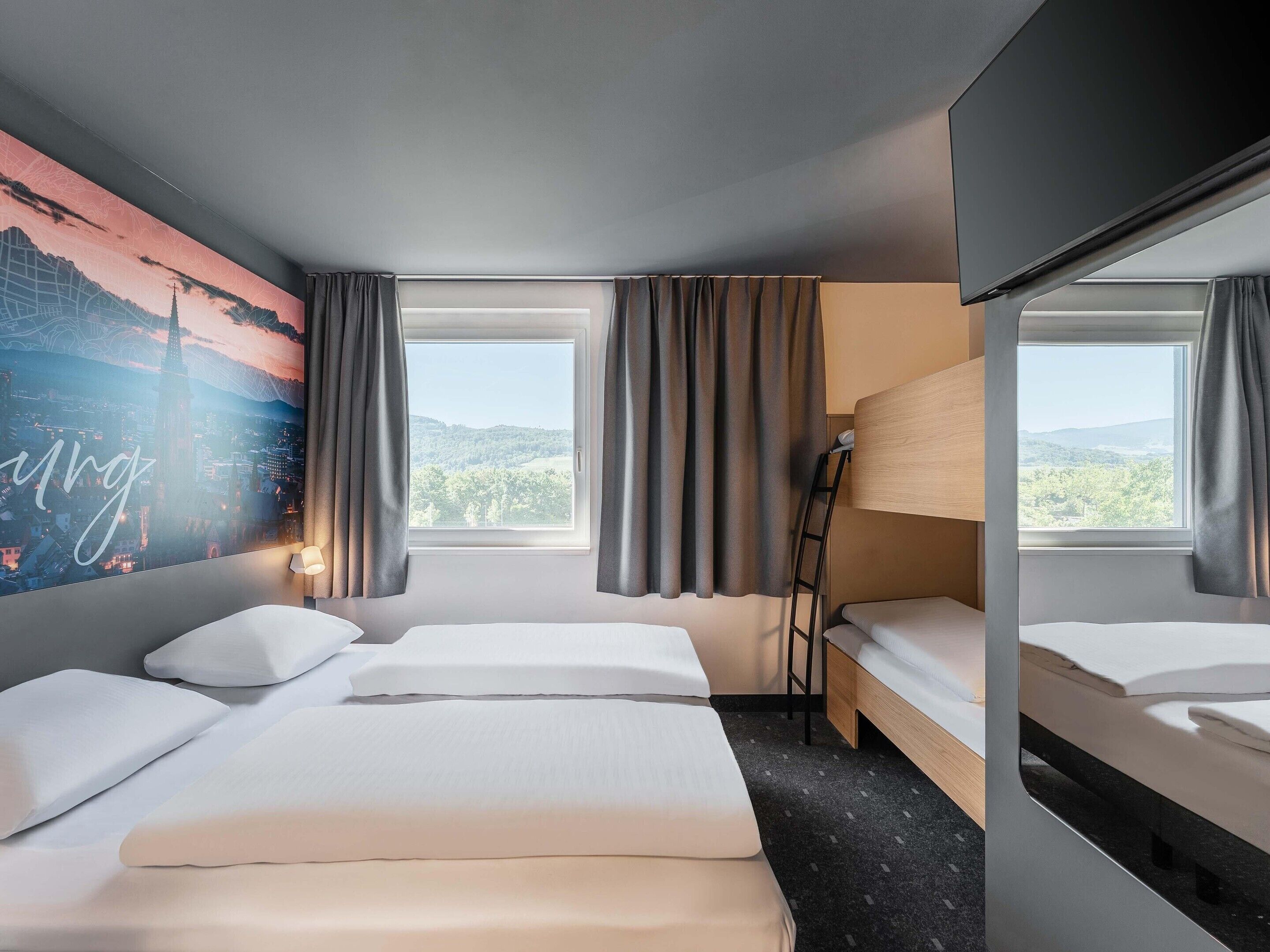 Habitación cuádruple | Ropa de cama hipoalergénica, escritorio, insonorización y wifi gratis 