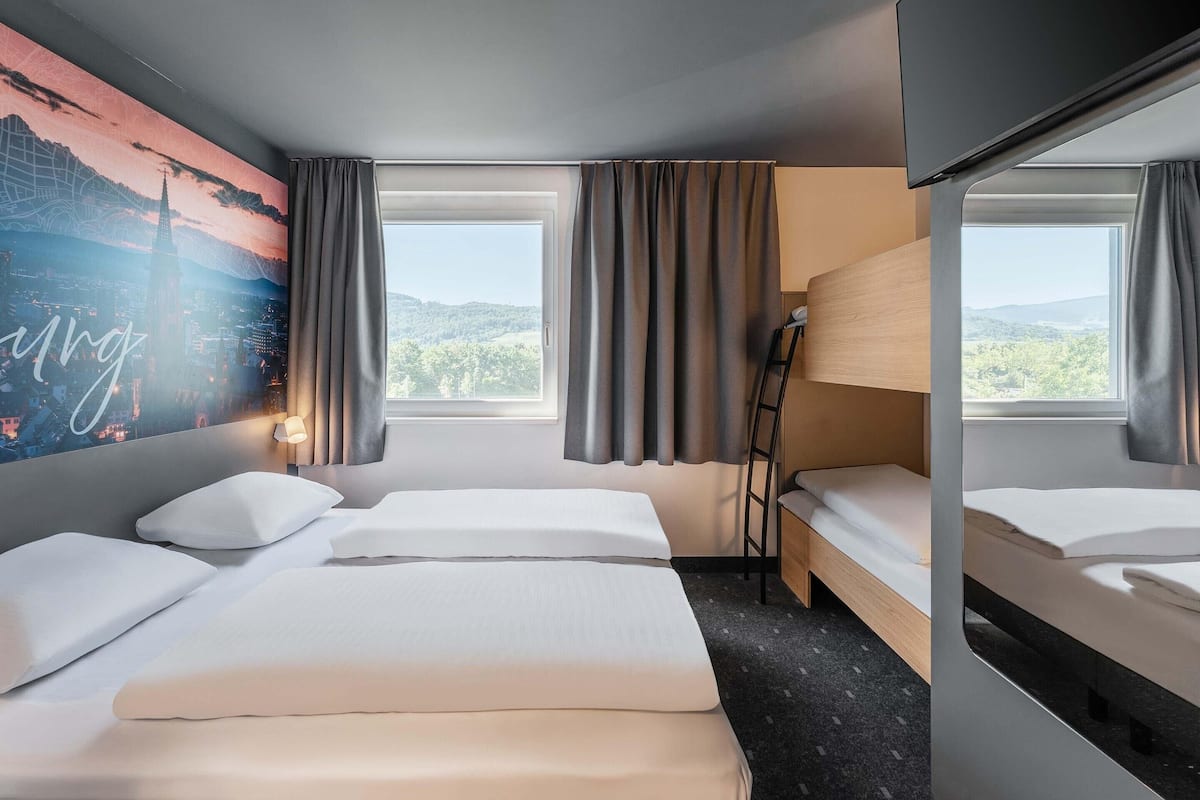Quadruple Room | Hypo-allergenic bedding, desk, soundproofing, free WiFi