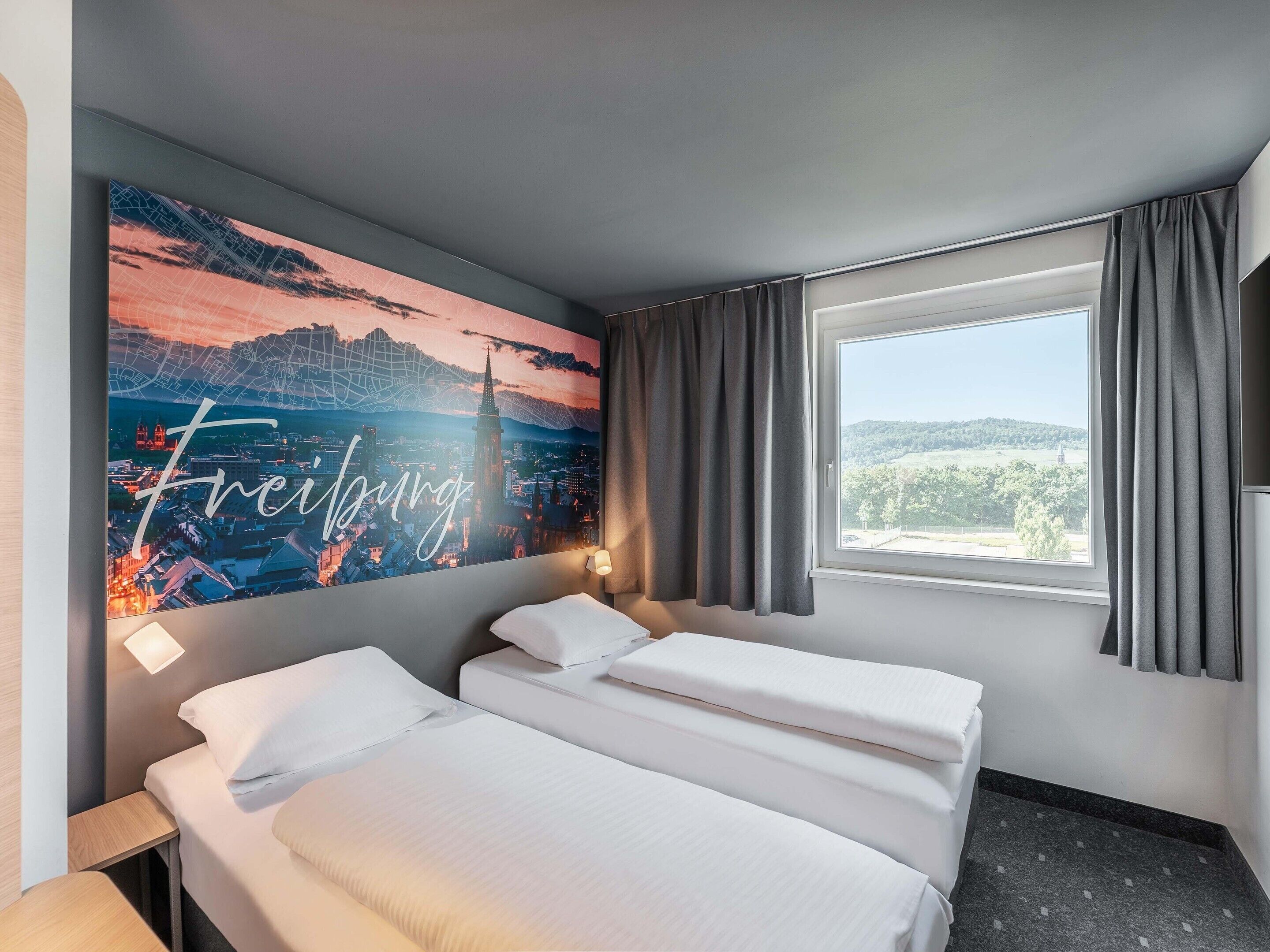 Habitación con 2 camas individuales | Ropa de cama hipoalergénica, escritorio, insonorización y wifi gratis 