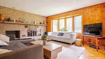 Téléviseur connecté, foyer, livres