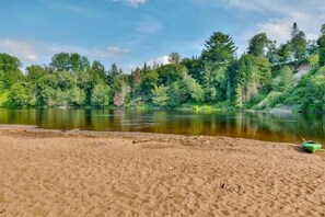 Sur la plage, chaise longue