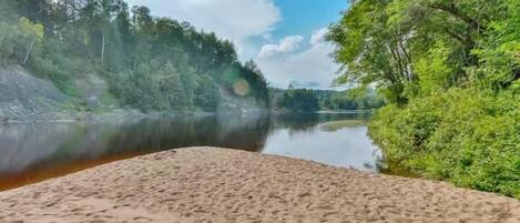 En la playa y camastros