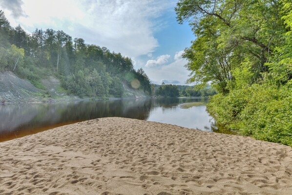 On the beach, sun loungers - Le Fer à Cheval 20 min from Tremblant (Huberdeau)