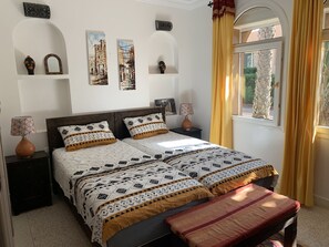 2 habitaciones, tabla de planchar con plancha y cuna de viaje 