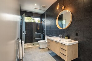 Badewanne, Haartrockner, Handtücher