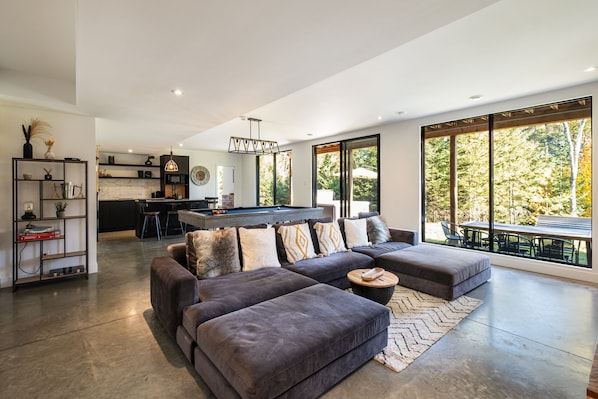 Smart TV, fireplace, stereo