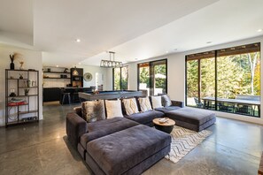 Fernseher, Kamin, Stereoanlage