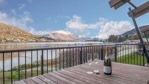 Property grounds - Marina Views - Apt 207 opposite the lake front (Queenstown)