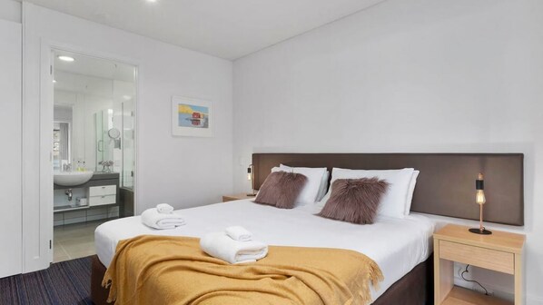 3 bedrooms, iron/ironing board, WiFi, bed sheets - Marina Views - Apt 207 opposite the lake front (Queenstown)