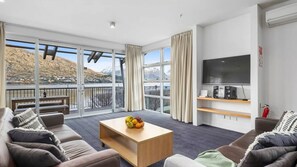 Smart TV, fireplace, books - Marina Views - Apt 207 opposite the lake front (Queenstown)