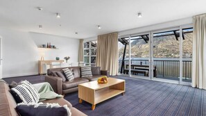 TV connectée, cheminée, livres