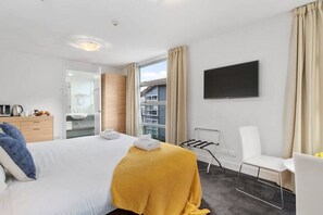 3 bedrooms, desk, iron/ironing board, travel crib