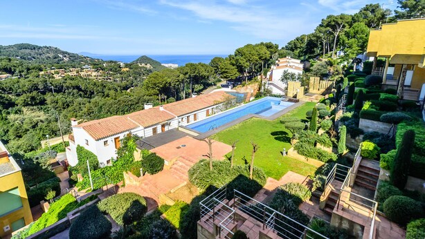 A resort with a swimming pool, terraced gardens, and a view of the sea. - Nice townhouse with comunity pool and sea views. (Begur)