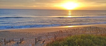 Walk To Coffee, Wine & Bay, OBX Beaches, The Tiny BoHo by The East Coast Host