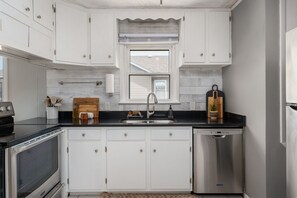 Cafetera y tetera, refrigerador, microondas y horno