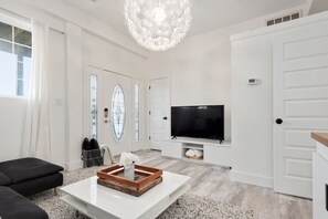 Smart TV, Netflix, streaming services - The East Coast Host - The Modern Dojo (Kitty Hawk)