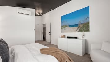 1 soveværelse, senge med madrasser af memory foam, strygejern/strygebræt