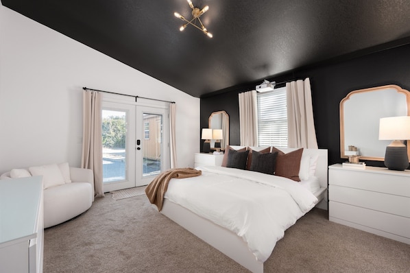 1 bedroom, memory foam beds, iron/ironing board, free WiFi - Private Hot Tub! 100” Projector In Bedroom, Luxury King Bed/Design, OBX Beaches! (Kitty Hawk)