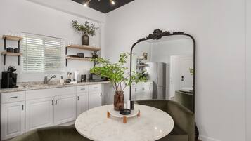 Frigorífic gran, microones, cafetera i tetera i torradora