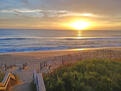 Private Hot Tub! 100” Projector In Bedroom, Luxury King Bed/Design, OBX Beaches!
