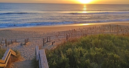 Private Hot Tub! 100” Projector In Bedroom, Luxury King Bed/Design, OBX Beaches!