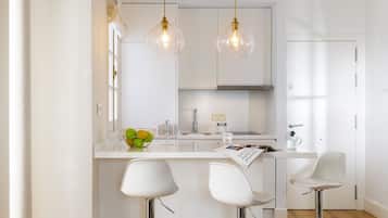 Fridge, oven, dishwasher, coffee/tea maker