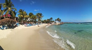 Plage, chaises longues