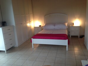 5 bedrooms, iron/ironing board, WiFi, bed sheets