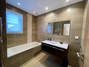 Baignoire, séchoir à cheveux