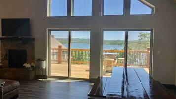 Télévision à écran plat, cheminée, baby-foot, table de tennis de table