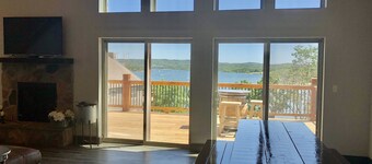 Tomahawk Lodge Wheelchair Friendly w/Bluff View Near Branson! Pickleball Court