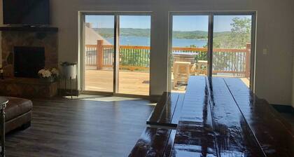 Tomahawk Lodge Wheelchair Friendly w/Bluff View Near Branson! Pickleball Court