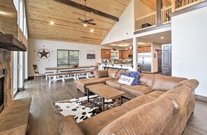 Flachbildfernseher, Kamin, Tischfußball, Tischtennisplatte